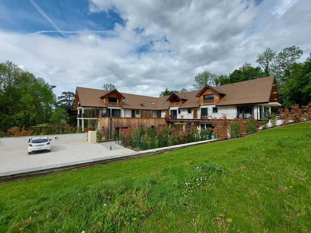 SAINT-JORIOZ St Jorioz : Appartement de standing, 108m², terrasse de 33 m²,3 chs dont une suite parentale, cellier, cave et parking privatif 12