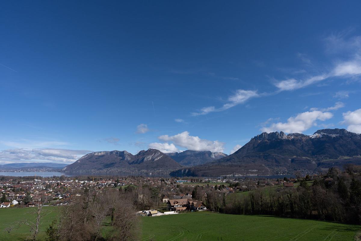 SAINT-JORIOZ St Jorioz : Appartement de standing, 108m², terrasse de 33 m²,3 chs dont une suite parentale, cellier, cave et parking privatif 14