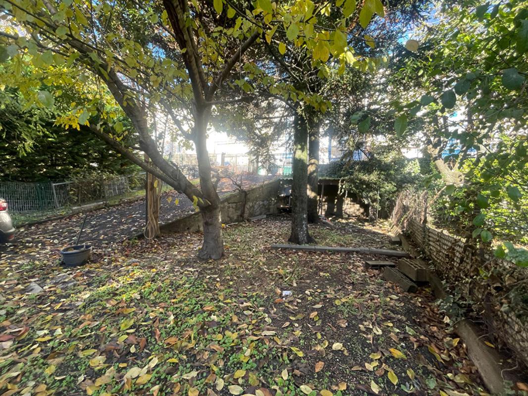 ALES A vendre maison mitoyenne 3 pièces de 65 m2 avec grand garage sur terrain de 295 m2 12