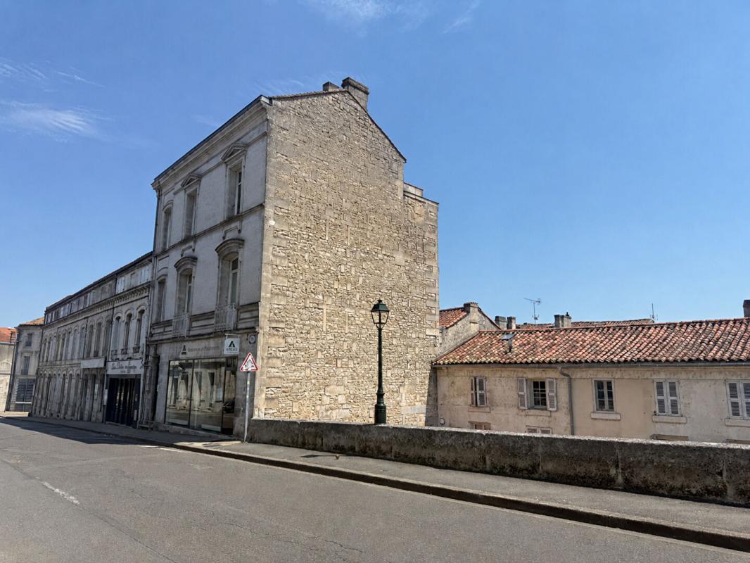 ANGOULEME IMMEUBLE SUR LE PLATEAU D'ANGOULÊME 2