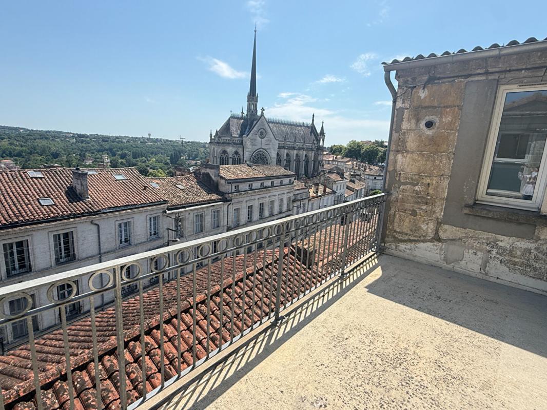 ANGOULEME IMMEUBLE SUR LE PLATEAU D'ANGOULÊME 6