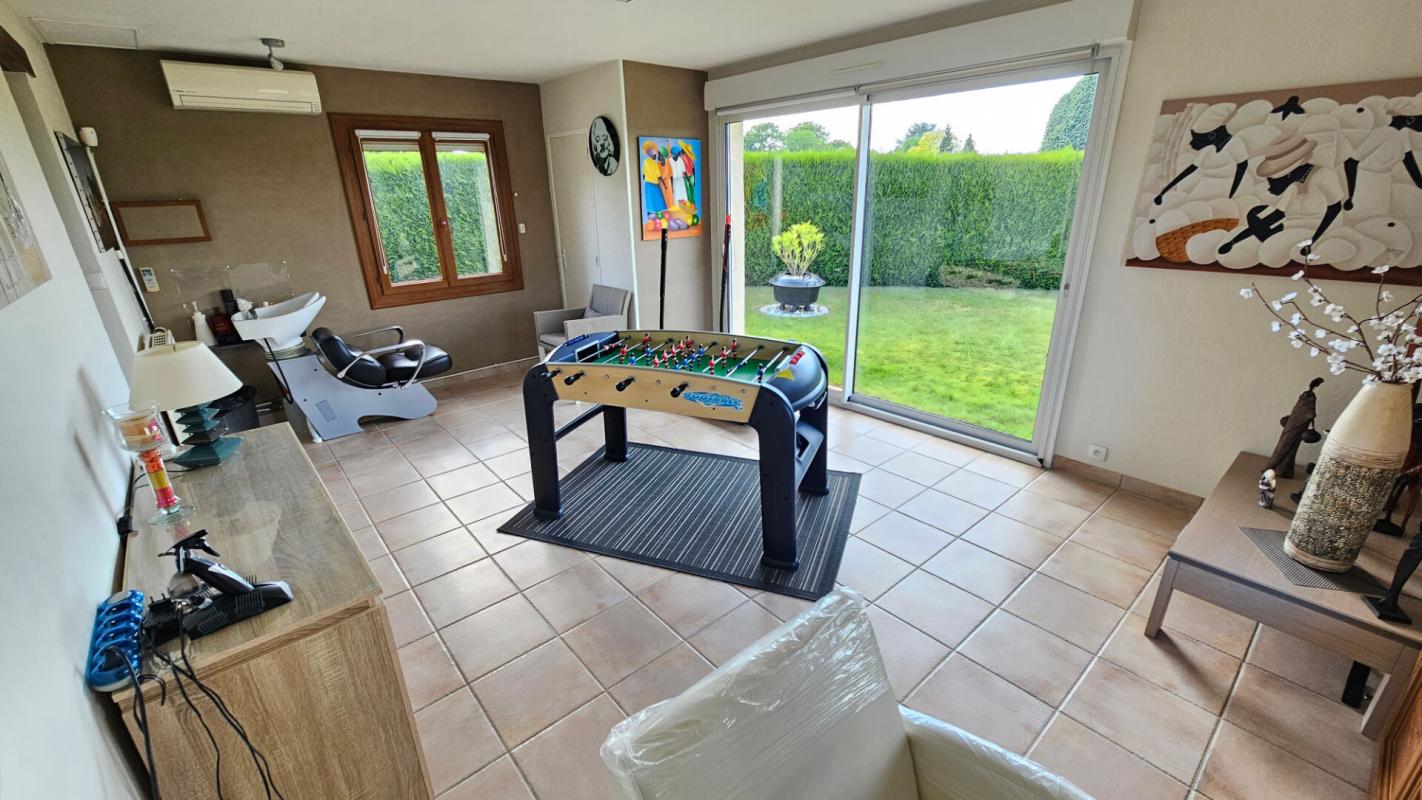 HOUDAN Houdan 10 mn / Maison familiale en parfait état 5/6 chambres + local 12