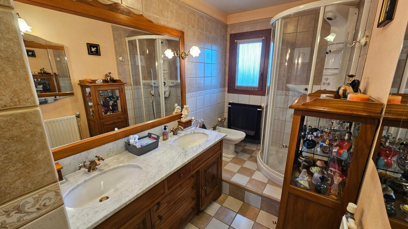 HOUDAN Houdan 10 mn / Maison familiale en parfait état 5/6 chambres + local 14