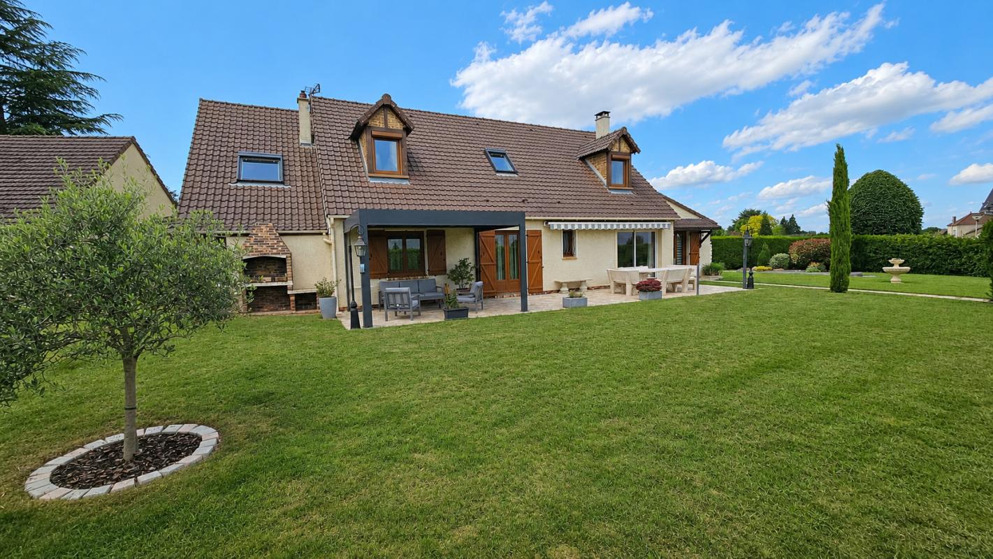 HOUDAN Houdan 10 mn / Maison familiale en parfait état 5/6 chambres + local 3