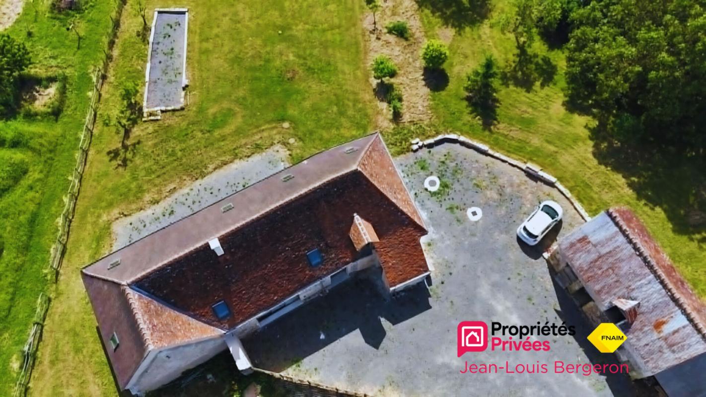 VERNOU-SUR-BRENNE Longère réinventée avec intérieur contemporain .Vallée de Cousse 17
