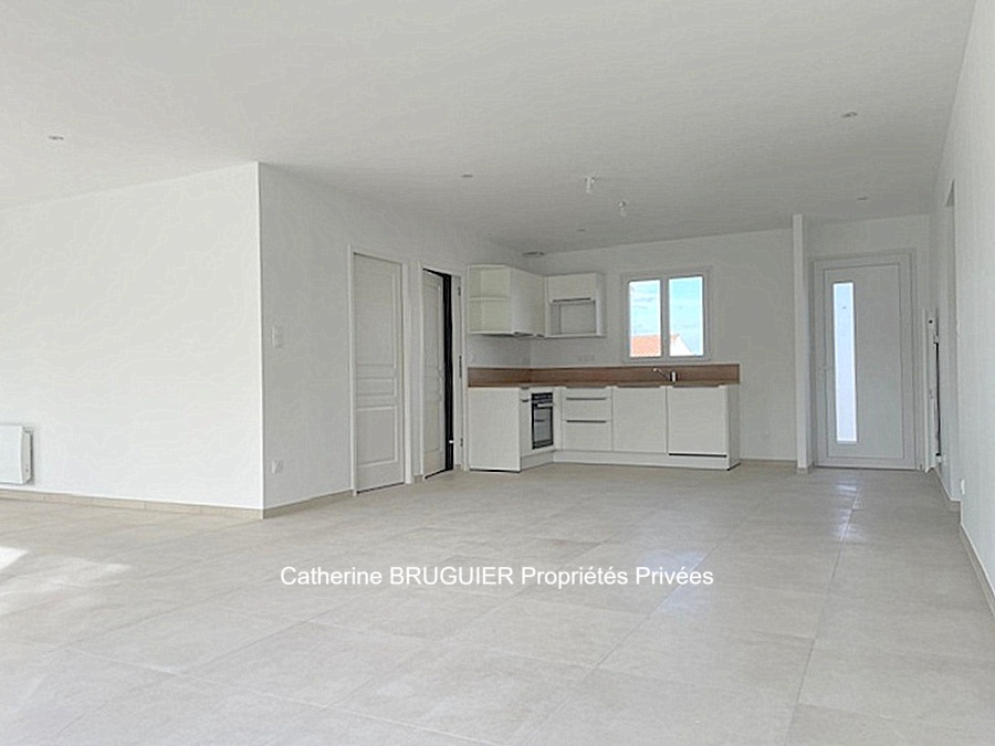 SAINT-JEAN-DE-LIVERSAY Plain pied de 114 m2 -  3 chambres- garage - grand jardin clos- quartier résidentiel 11