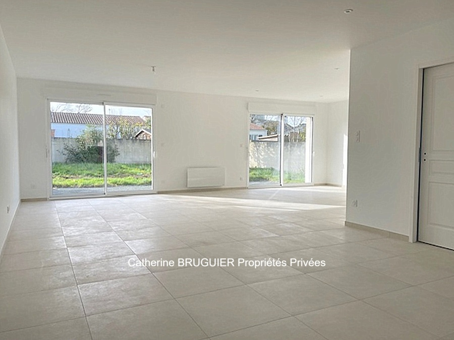 SAINT-JEAN-DE-LIVERSAY Plain pied de 114 m2 -  3 chambres- garage - grand jardin clos- quartier résidentiel 15