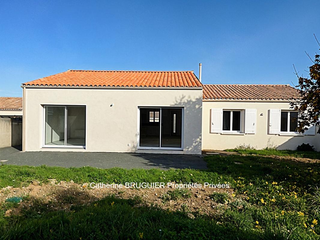 SAINT-JEAN-DE-LIVERSAY Plain pied de 114 m2 -  3 chambres- garage - grand jardin clos- quartier résidentiel 16