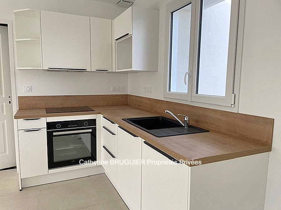 SAINT-JEAN-DE-LIVERSAY Plain pied de 114 m2 -  3 chambres- garage - grand jardin clos- quartier résidentiel 18