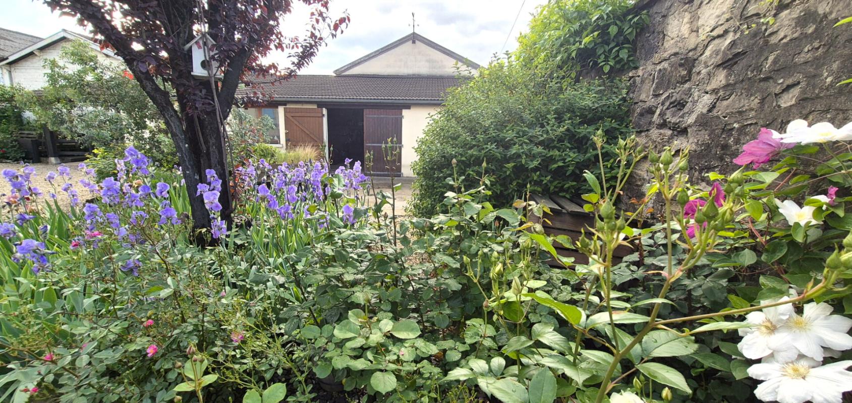 SAINT-DIZIER Belle Maison en Pierre ou de Caractère de 160 m² Entièrement Rénovée avec Cour de 140 m², Patio, Cave avec Chaufferie Gaz de 76 m², 2 Terrasses avec Barbecue, Garage avec Atelier de 45 m² et un joli Terrain Clos et joliment Arboré de 452 m² 18
