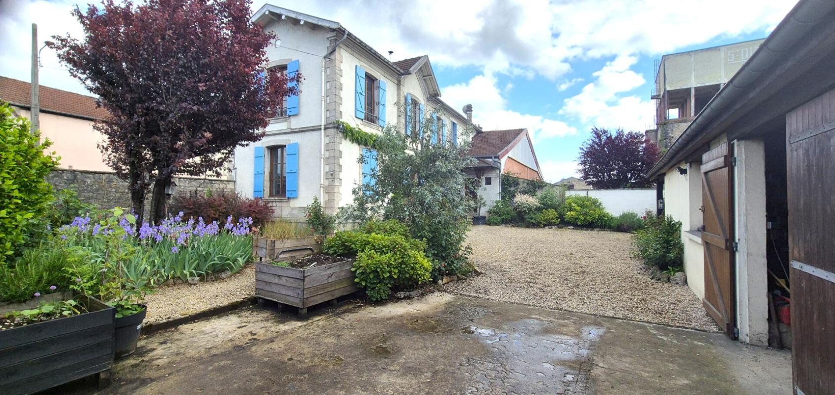 SAINT-DIZIER Belle Maison en Pierre ou de Caractère de 160 m² Entièrement Rénovée avec Cour de 140 m², Patio, Cave avec Chaufferie Gaz de 76 m², 2 Terrasses avec Barbecue, Garage avec Atelier de 45 m² et un joli Terrain Clos et joliment Arboré de 452 m² 2
