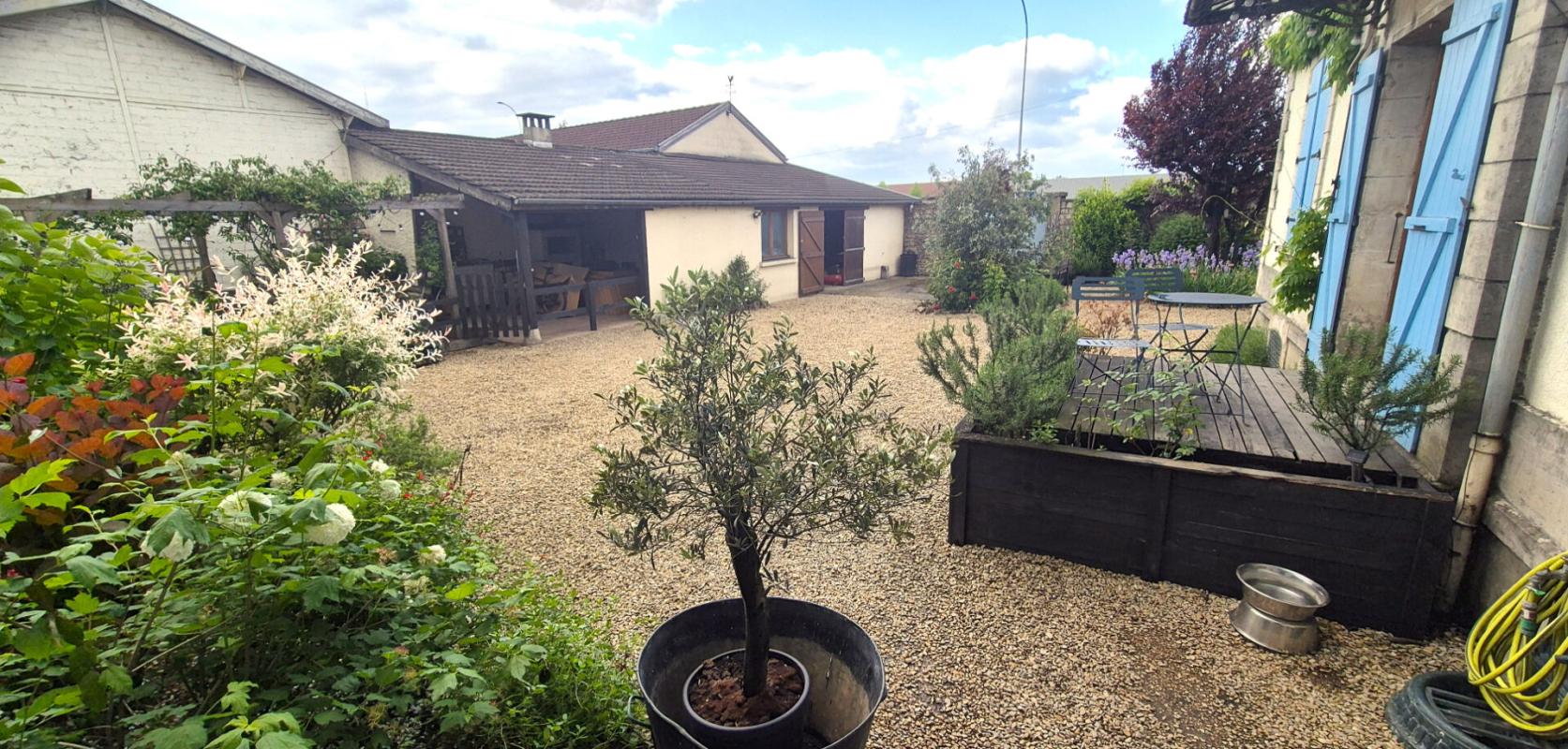 SAINT-DIZIER Belle Maison en Pierre ou de Caractère de 160 m² Entièrement Rénovée avec Cour de 140 m², Patio, Cave avec Chaufferie Gaz de 76 m², 2 Terrasses avec Barbecue, Garage avec Atelier de 45 m² et un joli Terrain Clos et joliment Arboré de 452 m² 5