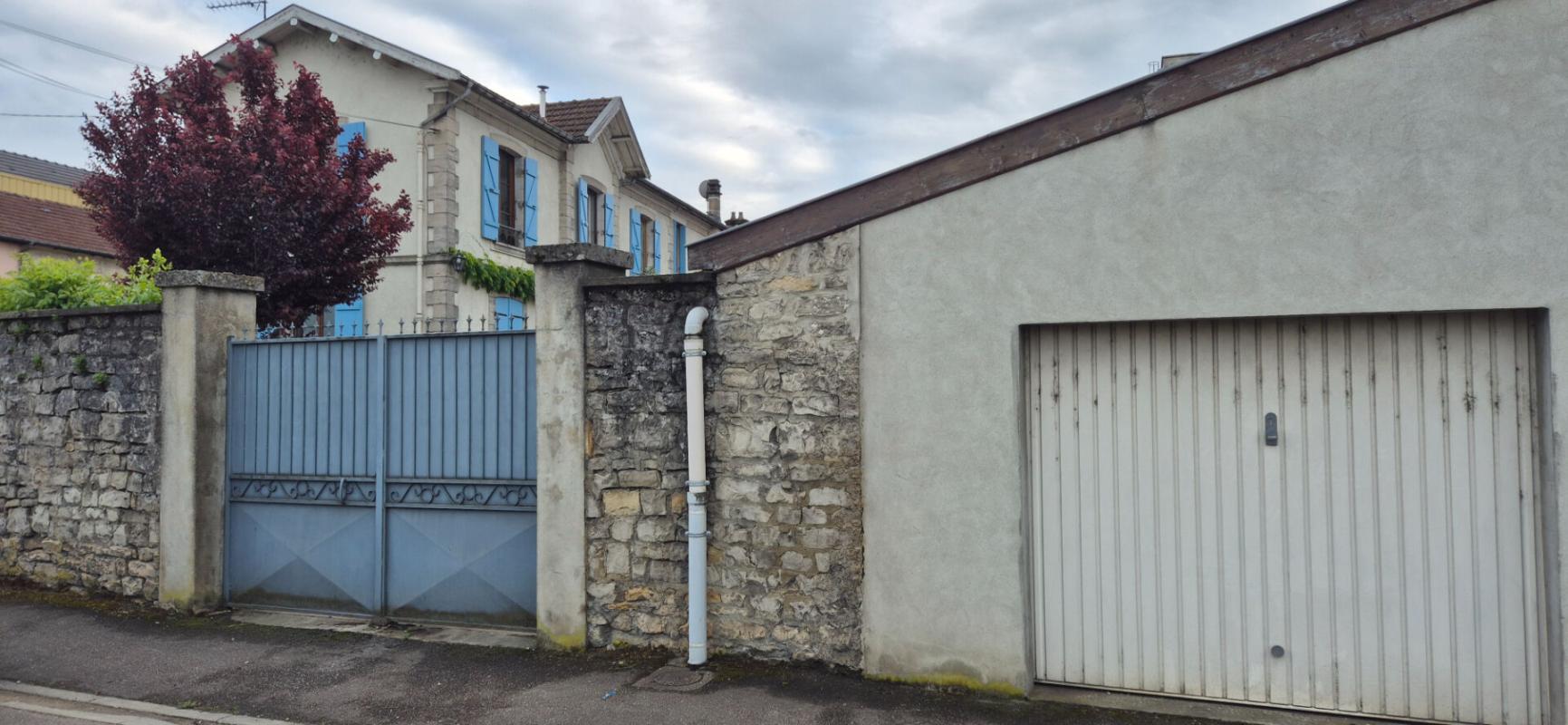 SAINT-DIZIER Belle Maison en Pierre ou de Caractère de 160 m² Entièrement Rénovée avec Cour de 140 m², Patio, Cave avec Chaufferie Gaz de 76 m², 2 Terrasses avec Barbecue, Garage avec Atelier de 45 m² et un joli Terrain Clos et joliment Arboré de 452 m² 6