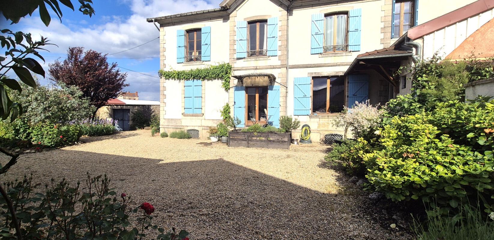 SAINT-DIZIER Belle Maison en Pierre ou de Caractère de 160 m² Entièrement Rénovée avec Cour de 140 m², Patio, Cave avec Chaufferie Gaz de 76 m², 2 Terrasses avec Barbecue, Garage avec Atelier de 45 m² et un joli Terrain Clos et joliment Arboré de 452 m² 7