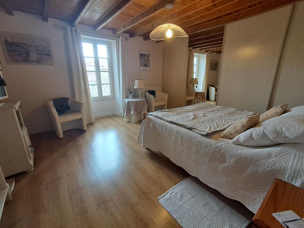 SAINT-PIERRE-LE-VIEUX propriété de charme  de 195m2 à Saint Pierre Le Vieux 5