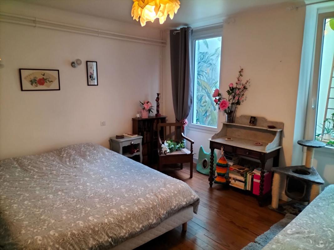 GEAUNE Immeuble comprenant un appartement et un local commercial au rdc 11