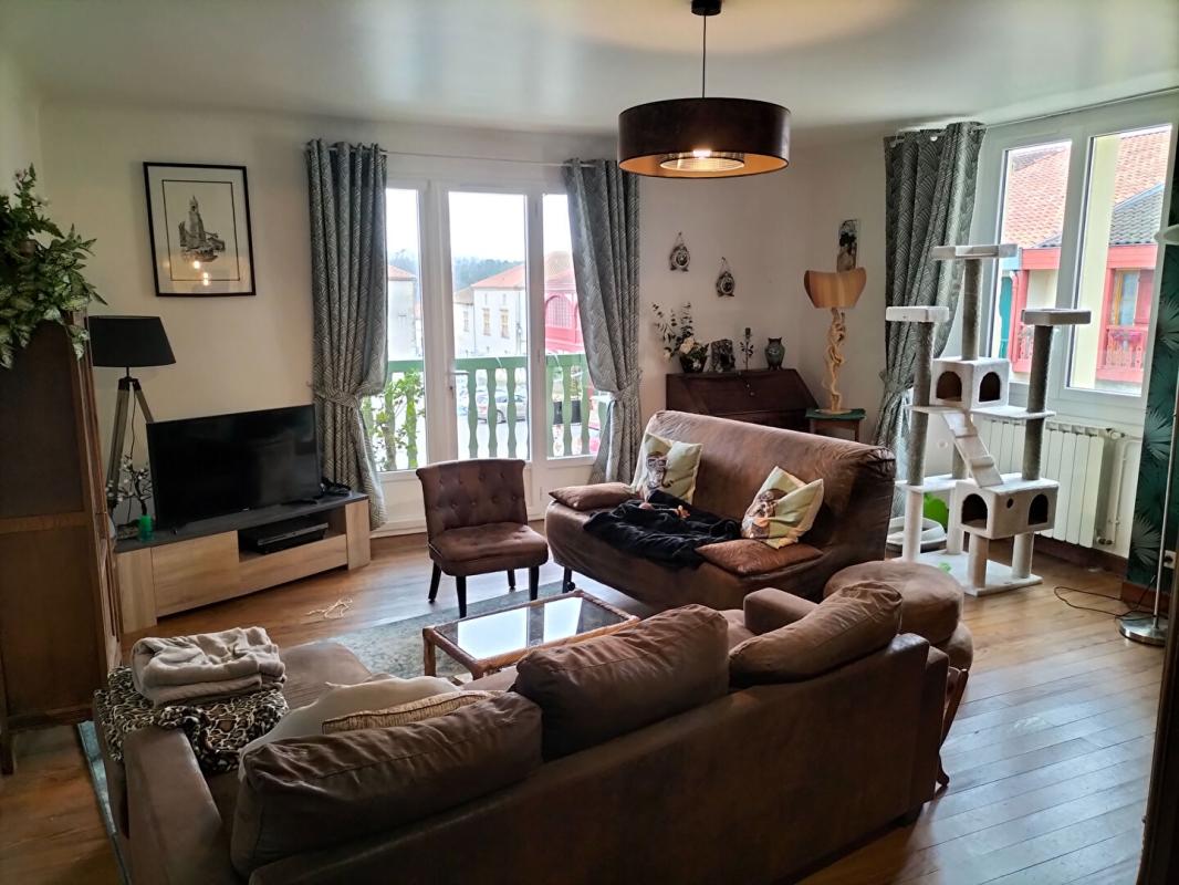 GEAUNE Immeuble comprenant un appartement et un local commercial au rdc 15