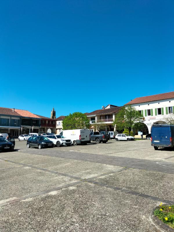 GEAUNE Immeuble comprenant un appartement et un local commercial au rdc 18