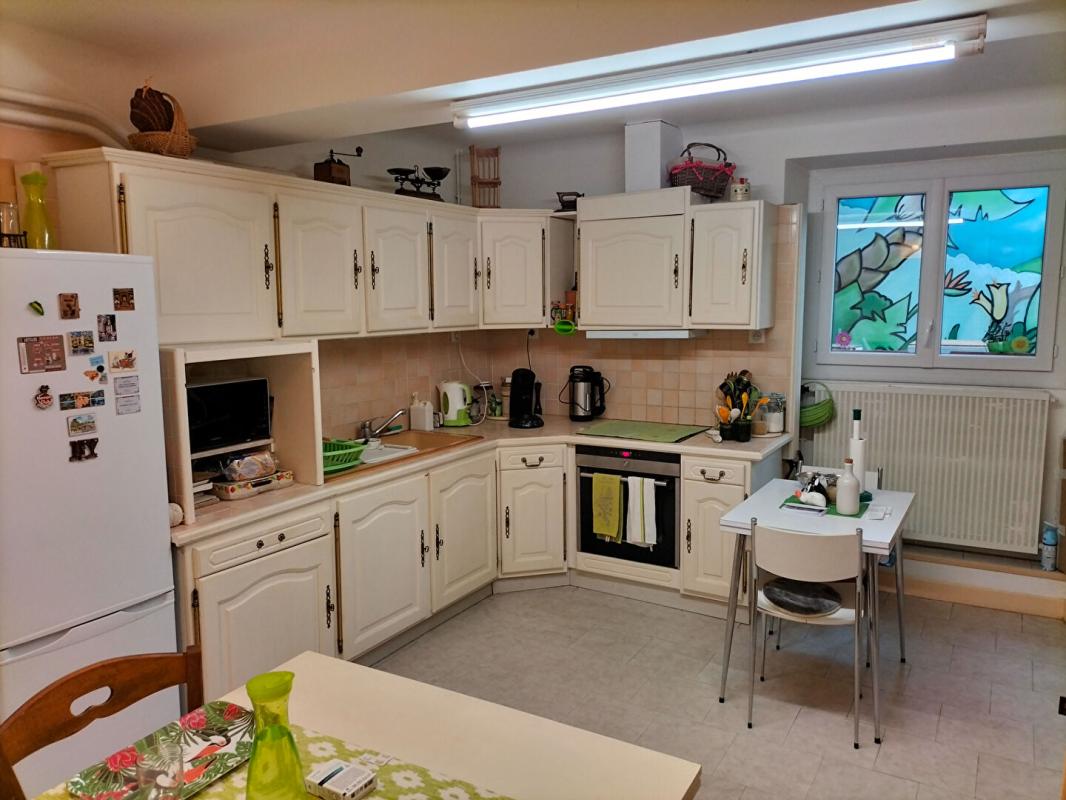 GEAUNE Immeuble comprenant un appartement et un local commercial au rdc 6