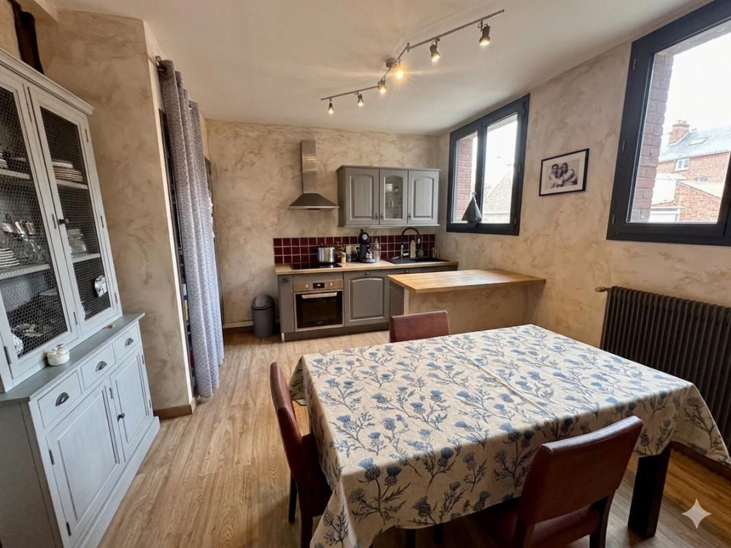 AMIENS APPARTEMENT Centre-ville AMIENS 98m2 , 2 chambres, cave ,grenier 2