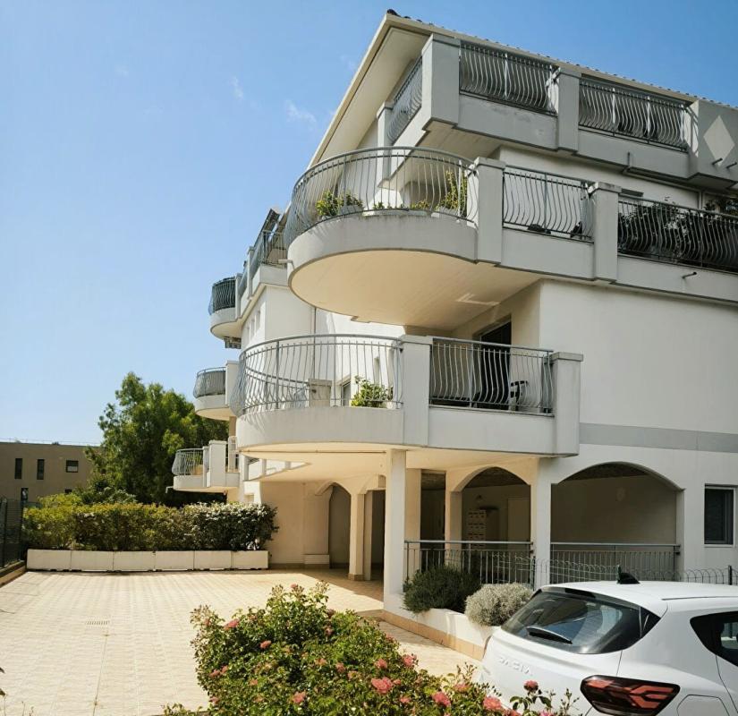 SAINT-RAPHAEL BOULOURIS, À vendre Superbe F2 avec terrasse, parking et cave Proche commerces & mer 2