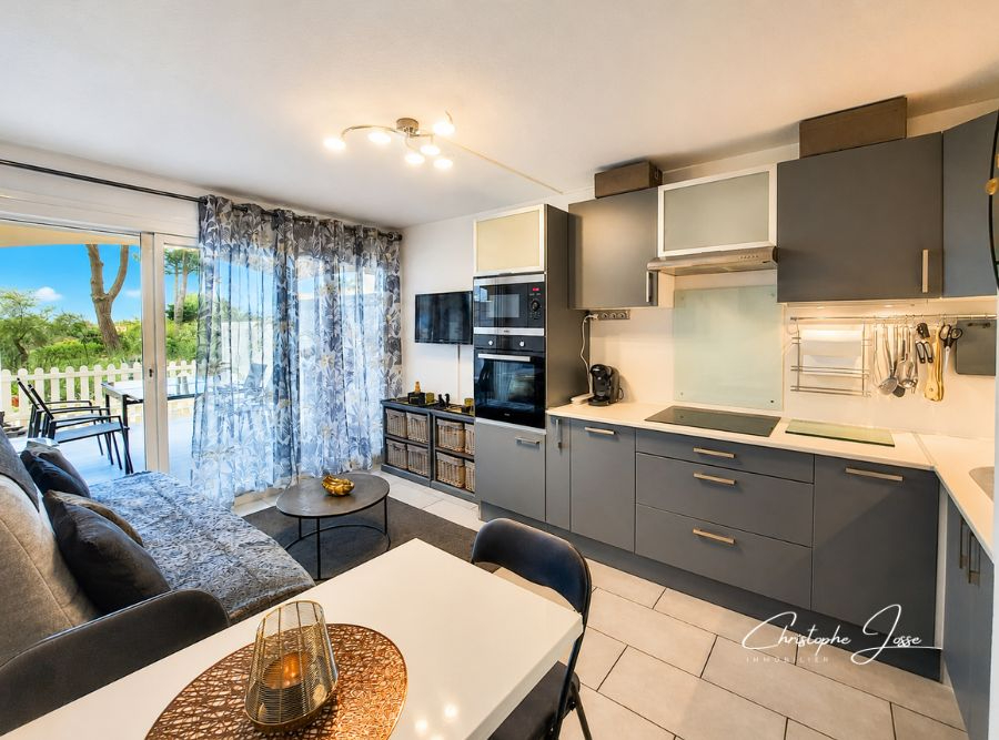 PORT LEUCATE Appartement rénové meublé avec terrasse de 14 m², jardin et accès direct plage et piscine 2