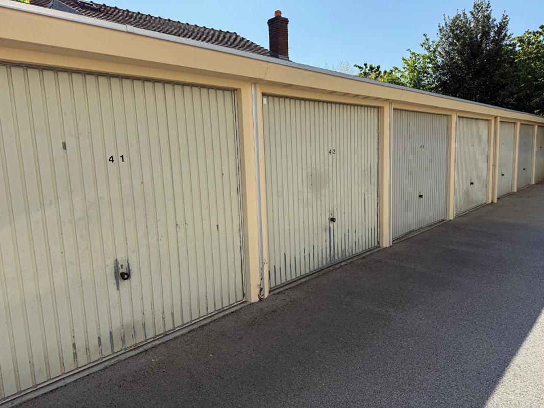 DIJON Appartement Dijon T2 environ 35m2 ,1 pièce à vivre de 23m2  rez de jardin très calme et agréable 11