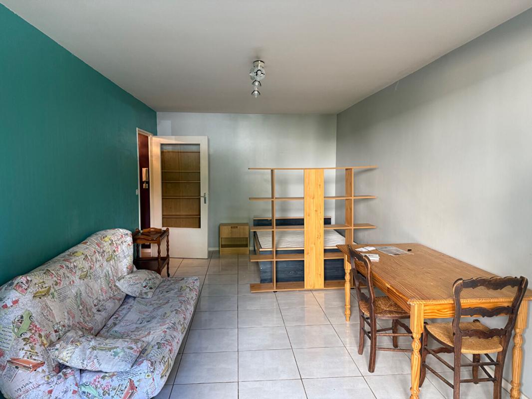 DIJON Appartement Dijon T2 environ 35m2 ,1 pièce à vivre de 23m2  rez de jardin très calme et agréable 4
