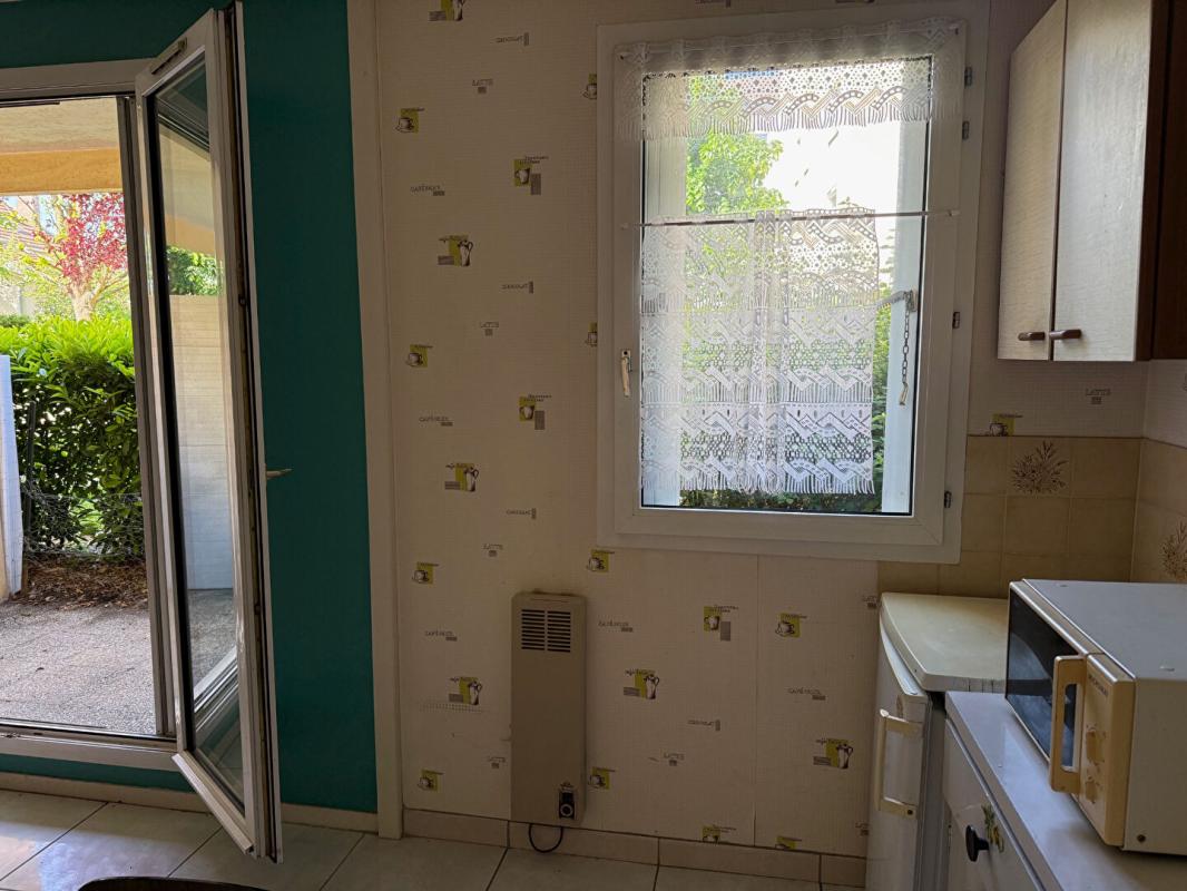 DIJON Appartement Dijon T2 environ 35m2 ,1 pièce à vivre de 23m2  rez de jardin très calme et agréable 7