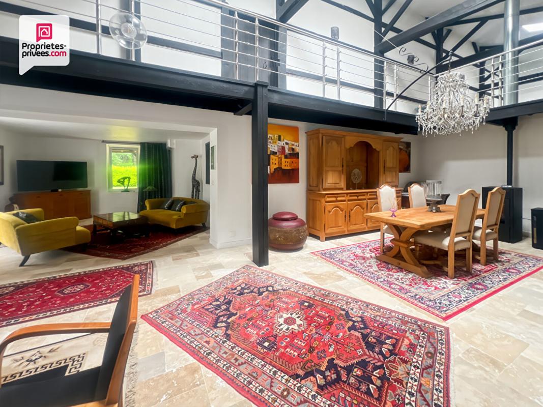 CASTELJALOUX Propriété en pierre 290 m² avec gîte, dépendances, piscine et 4 ha 5