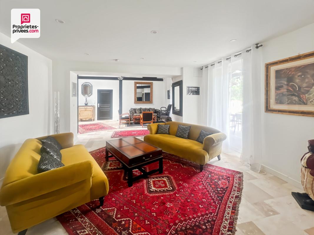 CASTELJALOUX Propriété en pierre 290 m² avec gîte, dépendances, piscine et 4 ha 8
