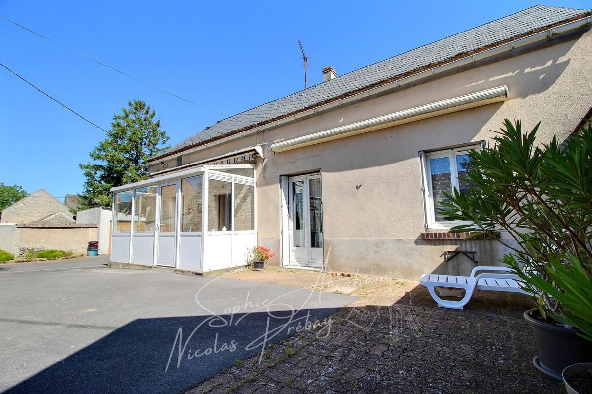 OUTARVILLE Ensemble immobilier avec maison et dépendances, cour et jardin 1