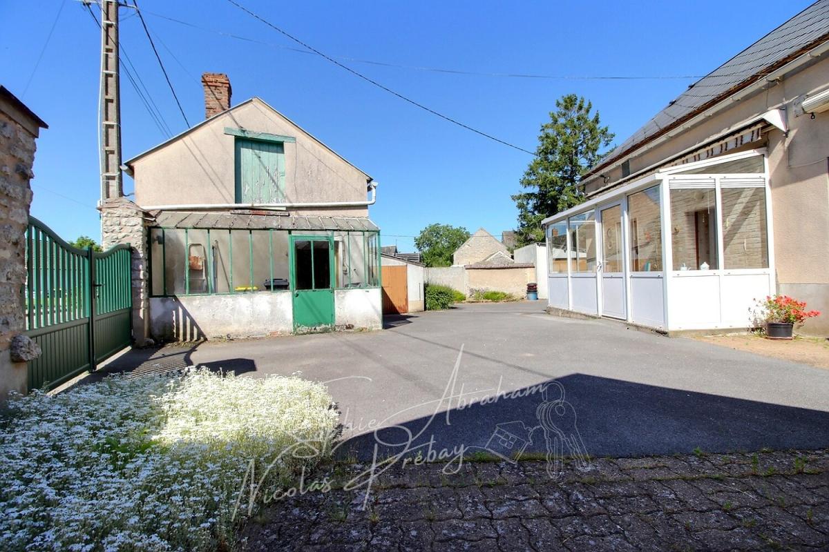 OUTARVILLE Ensemble immobilier avec maison et dépendances, cour et jardin 2