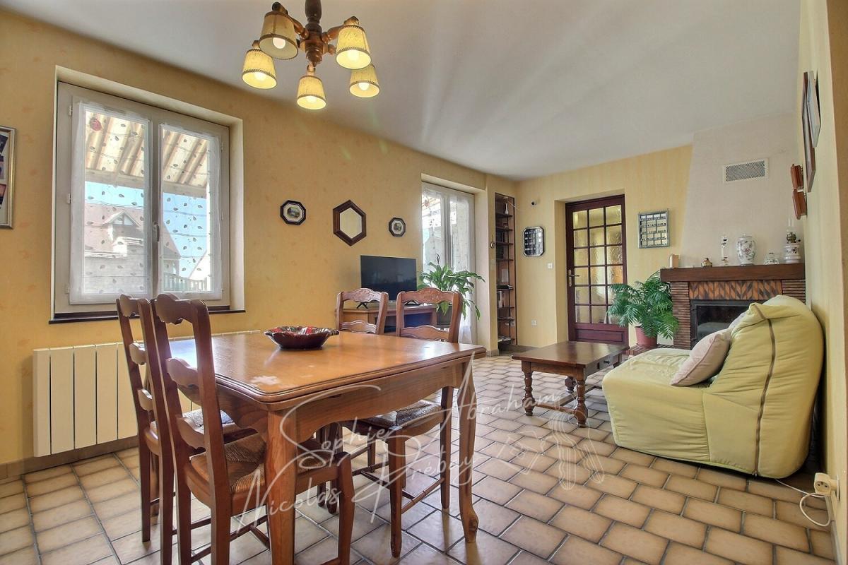 OUTARVILLE Ensemble immobilier avec maison et dépendances, cour et jardin 9