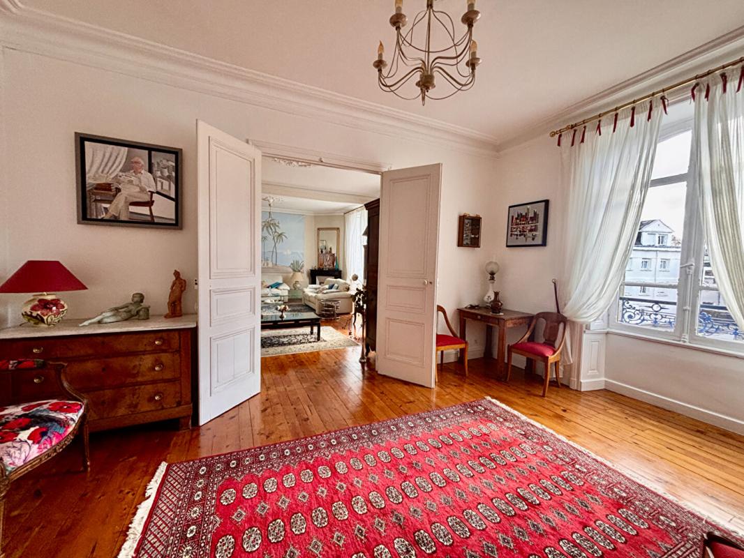 VANNES Magnifique Appartement de type Haussmannien 170 m2, garage et parking en plein centre! 1