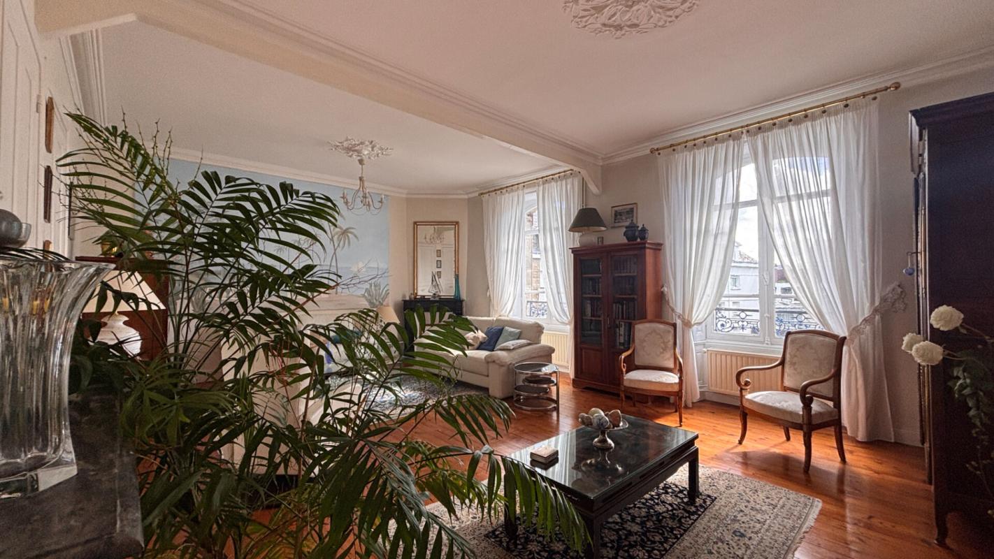 VANNES Magnifique Appartement de type Haussmannien 170 m2, garage et parking en plein centre! 2