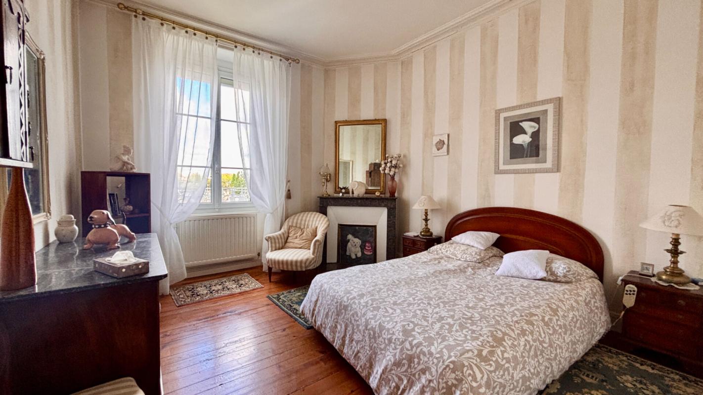 VANNES Magnifique Appartement de type Haussmannien 170 m2, garage et parking en plein centre! 4