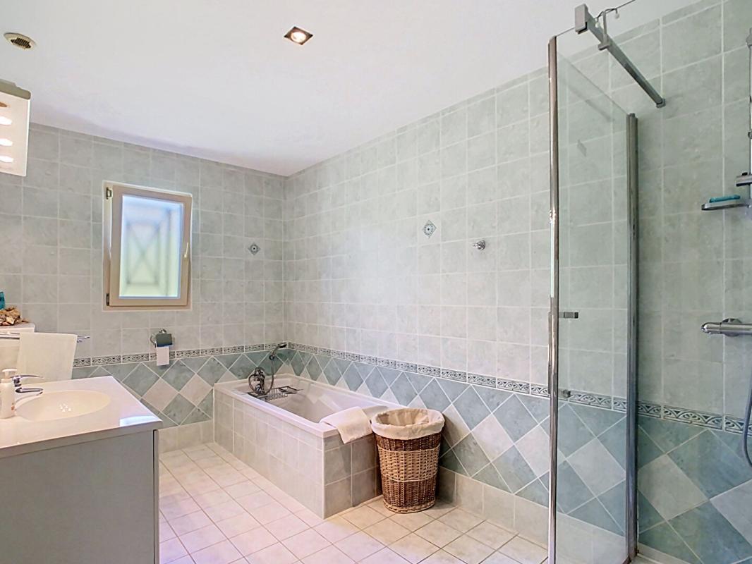 PRATS-DE-CARLUX Belle maison contemporaine avec 4 chambres, piscine et garage 12