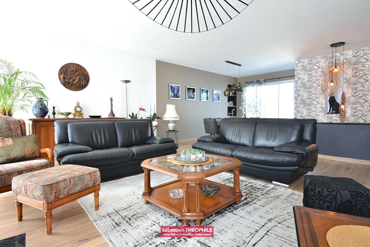 CHALLANS Centre-ville CHALLANS : Maison  6 pièce(s)  4 chambres 194 m2 2