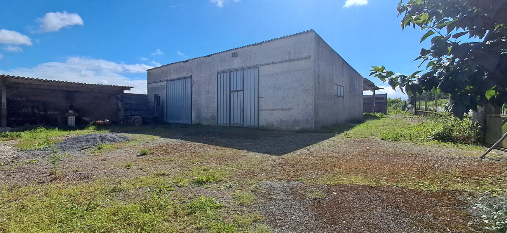 LONZAC Maison Lonzac 3 pièce(s) 90.5 m2 Bâtiment agricole 160m² et terrain1700m² 2