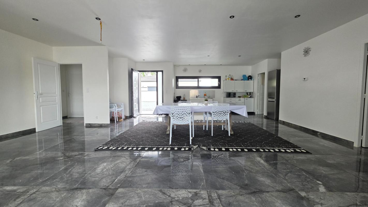 SAINT-MEDARD-DE-GUIZIERES Maison contemporaine avec double garage 4