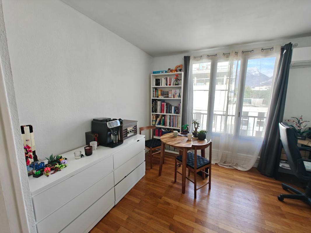 GRENOBLE À vendre à Grenoble , T1 avec vue Bastille, SECTEUR caserne de Bonne, déjà loué, idéal investisseur locatif avec Clim 1