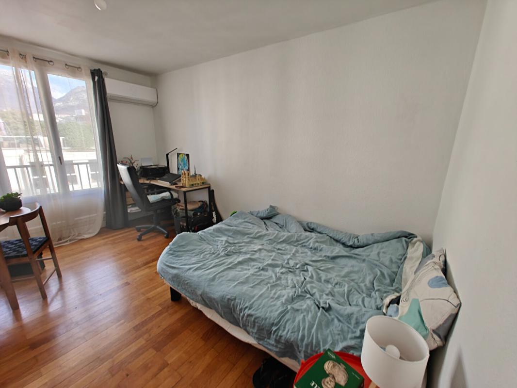GRENOBLE À vendre à Grenoble , T1 avec vue Bastille, SECTEUR caserne de Bonne, déjà loué, idéal investisseur locatif avec Clim 2