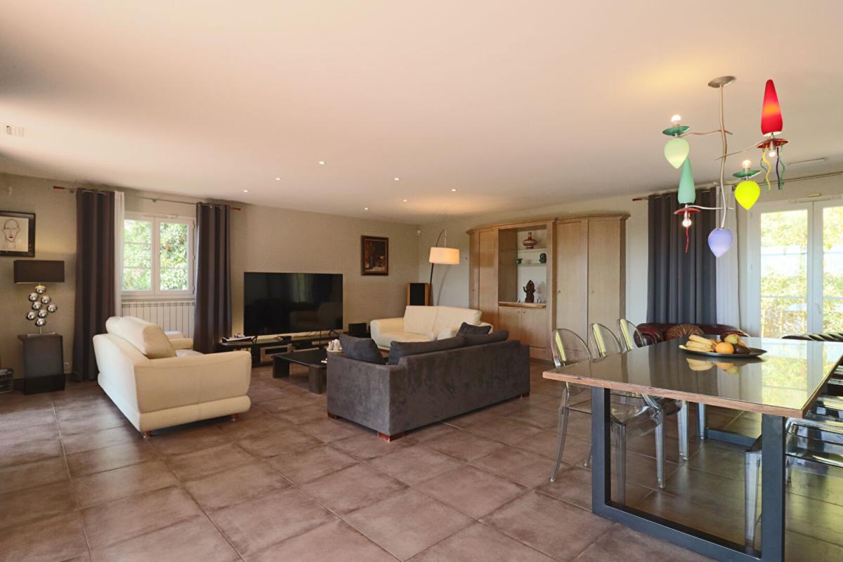 VILLENEUVE-LES-AVIGNON Maison Villeneuve Les Avignon 5 pièce(s) 221 m2 7