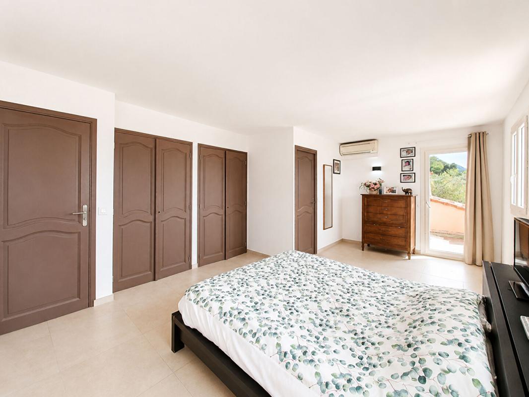 SPERACEDES Superbe villa  202 m² vue mer à deux pas du village 12