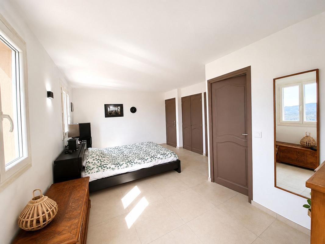 SPERACEDES Superbe villa  202 m² vue mer à deux pas du village 13