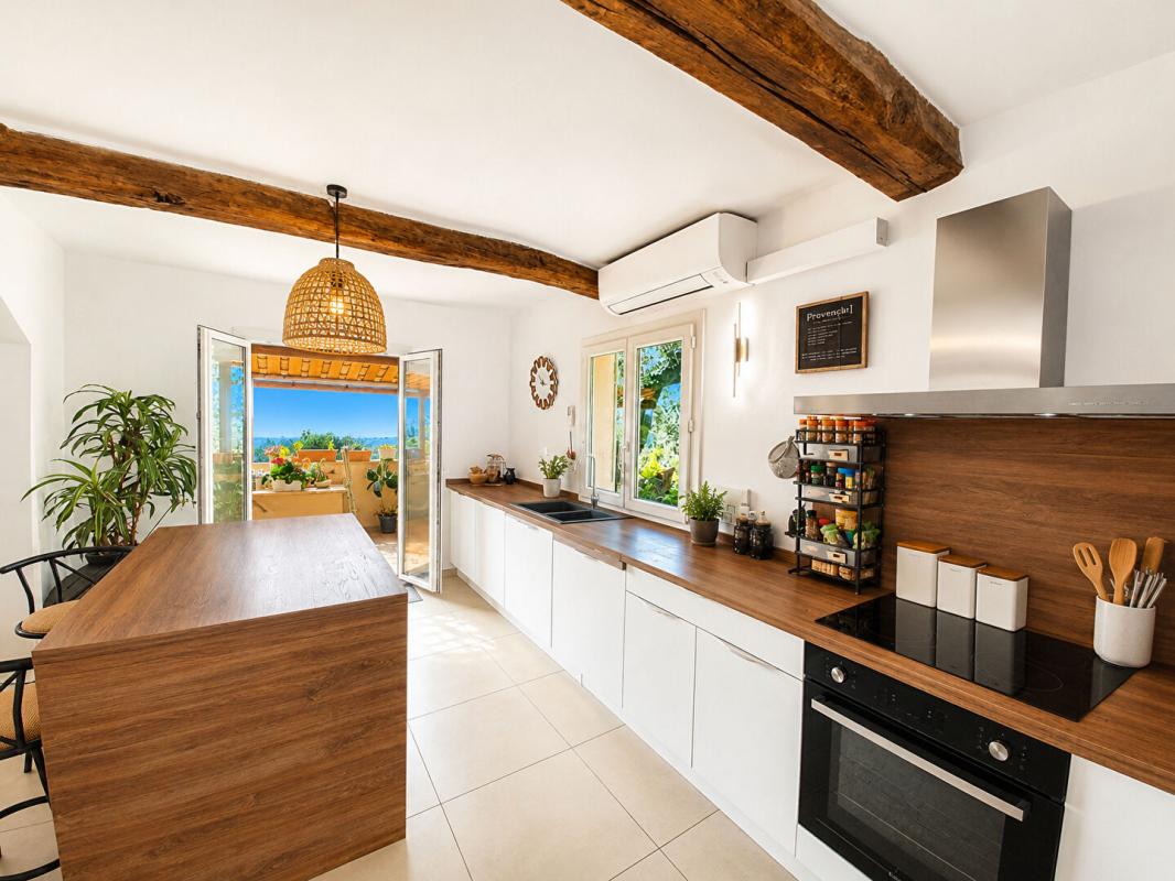 SPERACEDES Superbe villa  202 m² vue mer à deux pas du village 9