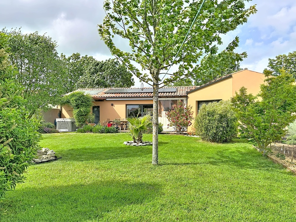 FERRIERES Villa de plain-pied 130 m2, Classe énergie A - 3 chambres- dans son écrin de verdure- centre village 1