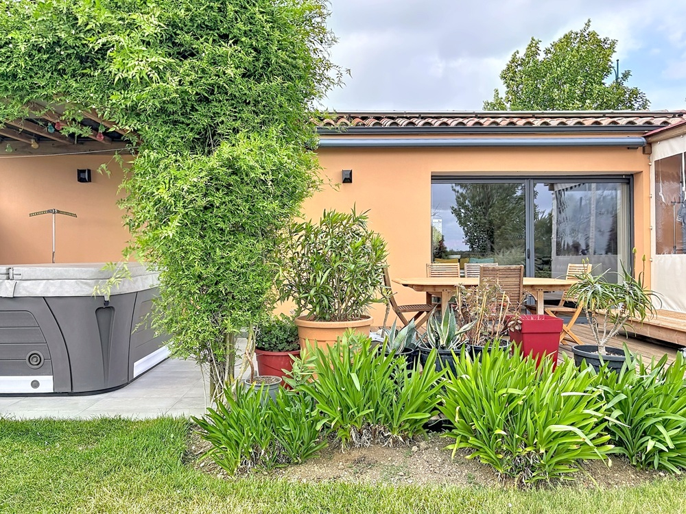 FERRIERES Villa de plain-pied 130 m2, Classe énergie A - 3 chambres- dans son écrin de verdure- centre village 17