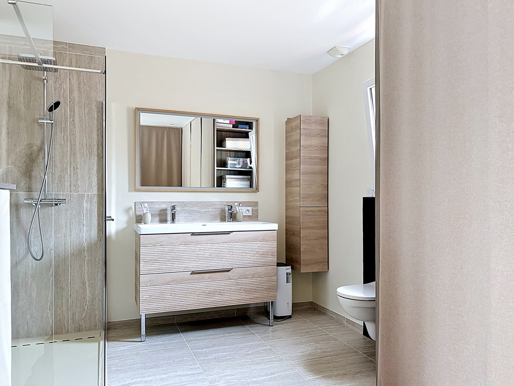 FERRIERES Villa de plain-pied 130 m2, Classe énergie A - 3 chambres- dans son écrin de verdure- centre village 5